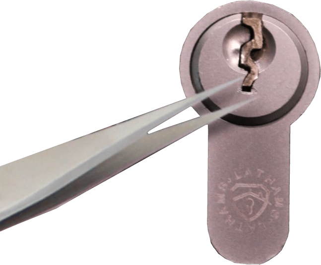 Removing-a-broken-key-with-tweezers-1024x1024